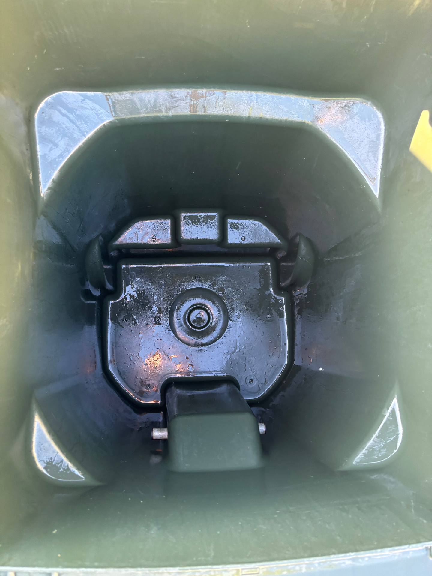 Clean trash bin after cleaning