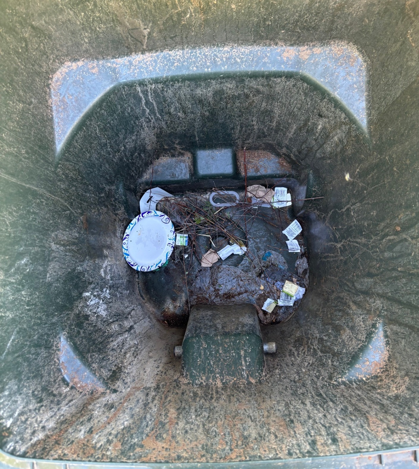 Dirty trash bin before cleaning